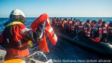 Mitarbeiter der deutschen Hilfsorganisation Sea-Watch retten Männer von einem Gummiboot in internationalen Gewässern. Etwa 60 Menschen sind nördlich der libyschen Gewässer an Bord genommen worden, teilte die Organisation auf Twitter mit. +++ dpa-Bildfunk +++