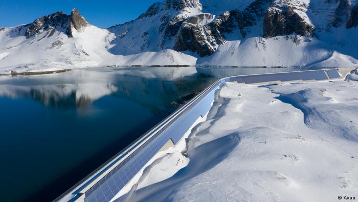 دریاچه موت (Muttsee) بلندترین برکه سوئیس در نزدیکی بازل است که بر روی دیواره سد آن تأسیسات خورشیدی بزرگی نصب شده است. این تأسیسات به‌ویژه در زمستان برق زیادی تولید می‌کند، چرا که ماژول‌ها در سرما کارآمدترند و برف نیز پرتوهای اضافی خورشیدی را بازمی‌تاباند. مه در دره می‌ماند و تابش خورشید در ارتفاعات بسیار شدیدتر می‌شود.