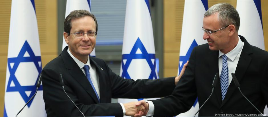 Isaac Herzog estrecha la mano de Yariv Levin, portavoz de la Knéset.