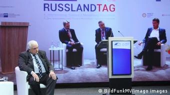 Конференция День России в гибридном формате: Сергей Нечаев в Ростоке на фоне трансляции с ПМЭФ