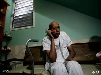 古巴异议人士Guillermo Farinas在家中接受美联社电话采访，并抗议另一位异议人士在狱中被饿死的事件