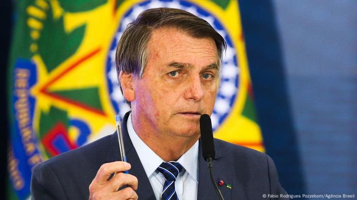 Jair Bolsonaro discursa segurando uma caneta