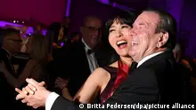 Altbundeskanzler Gerhard Schröder (SPD) und seine Frau Soyeon Kim tanzen beim 68. Bundespresseball. (zu dpa «Schröder-Kim will sich an Gans wagen») +++ dpa-Bildfunk +++