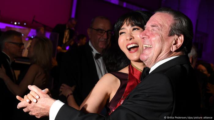 Gerhard Schröder y Soyeon Schröder-Kim riéndose y bailando en el baile de prensa anual en Berlín en 2019