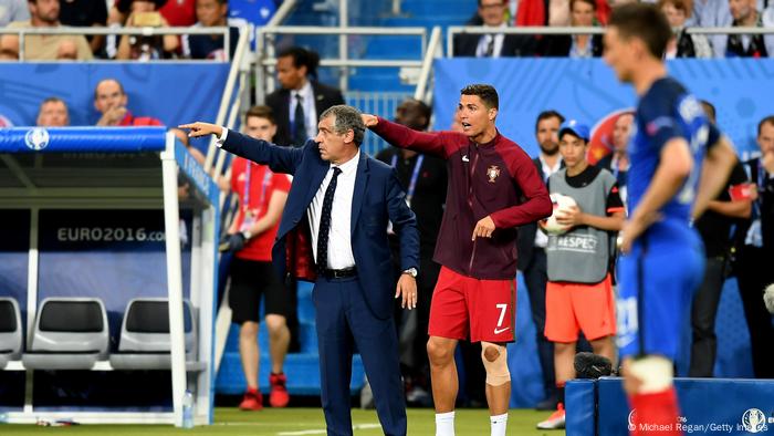 Ronaldo e o treinador Fernando Santos gesticulam na linha lateral durante o jogo da final do Euro 2016 entre Portugal e França