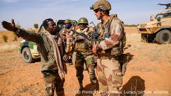 Une patrouille conjointe de soldats de la force Barkhane et des soldats des Forces Armées Maliennes (FAMa) Une patrouille conjointe de soldats de la force Barkhane et des soldats des Forces Armées Maliennes (FAMa)