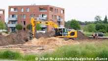 ++++ 03/06/2021+++ Ein Bagger steht auf einer Baustelle. Auf einem Baufeld im Stadtteil Misburg-Nord in Hannover ist eine Fliegerbombe aus dem Zweiten Weltkrieg gefunden worden. In der Nähe des Fundortes wurden noch andere Kampfmittelverdachtspunkte sondiert. Zur Entschärfung müssen tausende Menschen ihre Häuser verlassen.