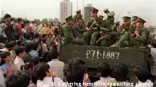 (FILES) Pro-democracy demonstrators surround a truck filled with People's Liberation Army (PLA) soldiers 20 May 1989 in Beijing on their way to Tiananmen Square after the Martial Law was proclaimed in Beijing 20 May. In a show of force, 04 June 1989, Chinese leaders vented their fury and frustration on student dissidents and their pro-democracy supporters. Several hundred people were killed and thousands wounded when soldiers moved on Tiananmen Square during a violent military crackdown ending six weeks of student demonstrations. dpa +++ dpa-Bildfunk +++