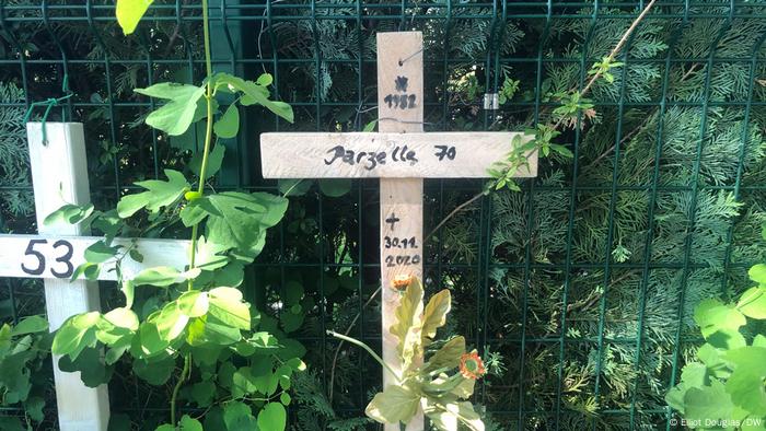 A cross on the closed Morgengrauen city garden site — died on 30.11.2020 A cross on the closed Morgengrauen city garden site — died on 30.11.2020