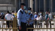 *** Dieses Bild ist fertig zugeschnitten als Social Media Snack (für Facebook, Twitter, Instagram) im Tableau zu finden: Fach „Images“ —> Weltspiegel/04.06.2021 ***
Police officers keep watch in Tiananmen Square in Beijing on June 4, 2021, the 32nd anniversary of the deadly 1989 crackdown on pro-democracy protests. (Photo by GREG BAKER / AFP)