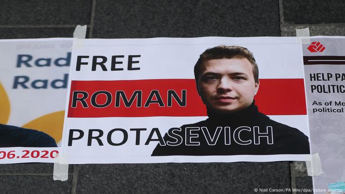 Ein Plakat fordert die Freilassung des verhafteten belarussischen Bloggers Roman Protassewitsch