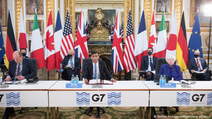 Rishi Sunak (center) at the G7 finance ministers meeting at Lancaster House in London. 