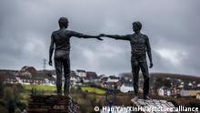 Blick auf die Skulptur Hands Across the Divide in der Grenzstadt Derry. Der ehemalige irische Regierungschef Ahern glaubt, dass eine Wiedervereinigung der beiden Teile der irischen Insel langfristig möglich ist. +++ dpa-Bildfunk +++