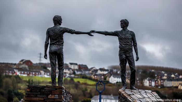 Skulptur Hands Across the Divide in der Grenzstadt Derry, zwei Männer reichen einander die Hand über die Grenze. Skulptur Hands Across the Divide in der Grenzstadt Derry, zwei Männer reichen einander die Hand über die Grenze.
