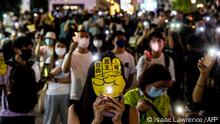 香港支联会从1990年至2019年每年举办六四烛光晚会。2021年支联会解散后，香港市民2022年在六四纪念日之际自发到维园一带举电筒或用手机灯光悼念六四死难者。