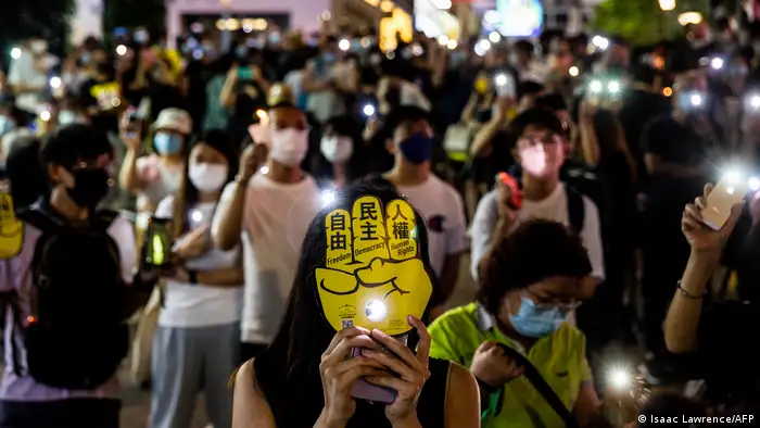 香港支联会从1990年至2019年每年举办六四烛光晚会。2021年支联会解散后，香港市民2022年在六四纪念日之际自发到维园一带举电筒或用手机灯光悼念六四死难者。