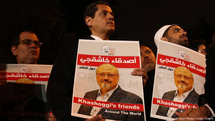 Foto de personas con carteles de Jamal Khashoggi 