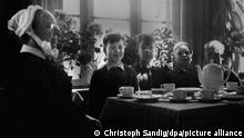 Privatfoto aus dem Jahr 1954 zeigt Christoph Sandig (4.v.r.) aus Leipzig, Jahrgang 1946, in einer Kinderheilstätte in Westdeutschland. Dorthin war er wegen mehrerer Lungenentzündungen geschickt worden. (zu dpa Hunger, Heimweh, Schläge - «Verschickungskinder» fordern Anerkennung, nur s/w) +++ dpa-Bildfunk +++
