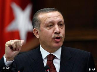 رجب طیب اردوغان، نخست‌وزیر. منتقدان می‌گویند که او می‌خواهد گام‌به‌گام بر قدرت نیروهای مذهبی بیفزاید