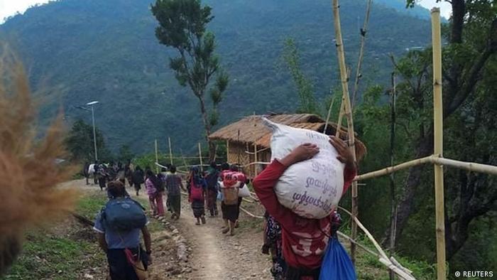 Flüchtlinge auf einem bergigen Weg im Chin-Staat nach Gefechten mit der Tatmadaw