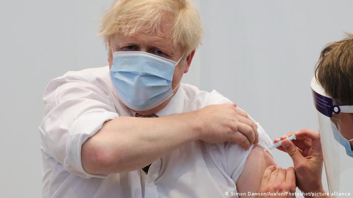 Boris Johnson, recuperado de COVID-19, recibió ya su segunda dosis de vacuna cntra la enfermedad.