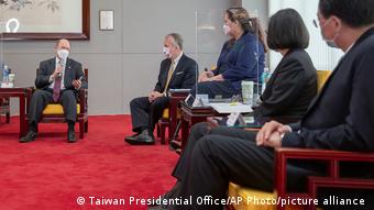 美参议员乘军机闪电访台 捐赠75万剂疫苗