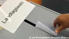 Ein Wähler gibt bei der Landtagswahl in Sachsen-Anhalt im Wahllokal ihre Stimme ab Die Wahl zum neuen Landtag in Sachsen-Anhalt ist die letzte Landtagswahl vor der Bundestagswahl im September 2021. +++ dpa-Bildfunk +++