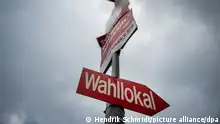Ein Schild weist den Weg zu einem Wahllokal im Ortsteil Oberrißdorf. Die Wahl zum neuen Landtag in Sachsen-Anhalt ist die letzte Landtagswahl vor der Bundestagswahl im September 2021.