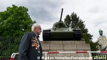 The Ukrainian veteran David Dushman mourns during a memorial service of Ukraine on 05.08.2015 at the Soviet memorial on the Stravüe des 17. Juni in Berlin , Germany during a memorial stone with a Russian tank . Throughout Europe, the 70th anniversary of the end of World War will be remembered in the present days. (Photo by Markus Heine/NurPhoto)