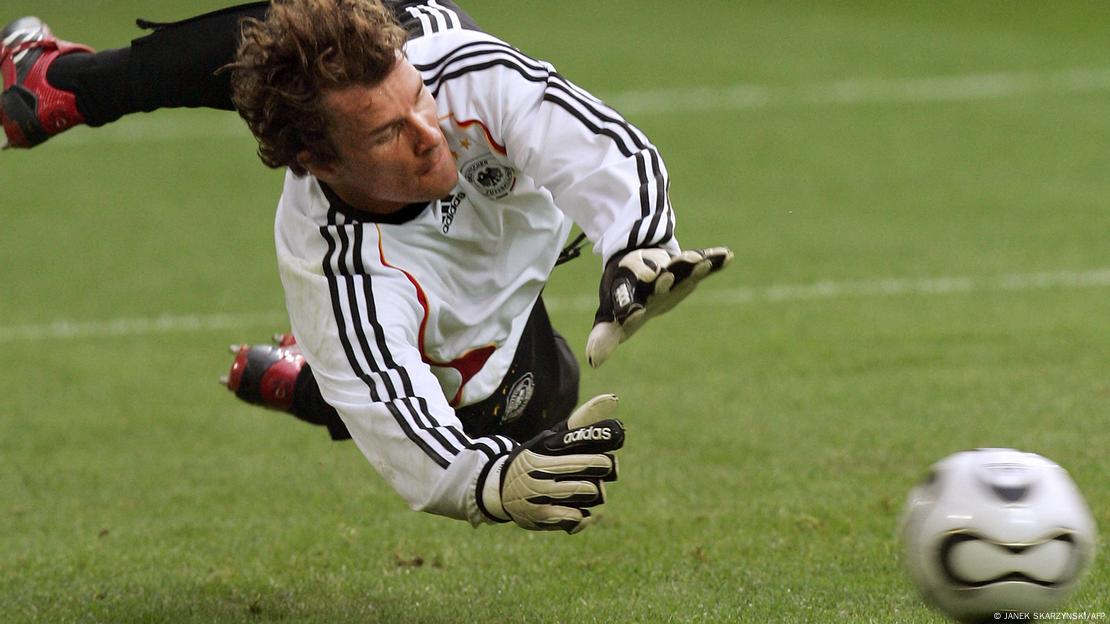 Jens Lehmann wehrt als Türhüter im Jahr 2006 einen Ball ab