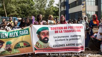 Des partisans du colonel Assimi Goïta à Bamako, début juin 2020