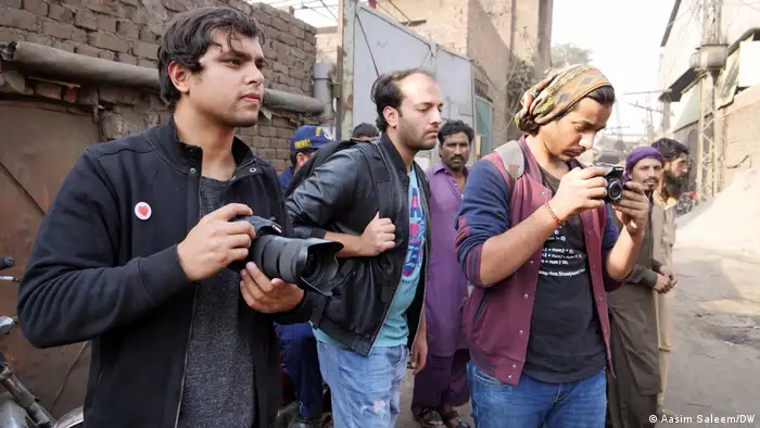 Weltzeit | Omer Nafees duringa shoot in Lahore