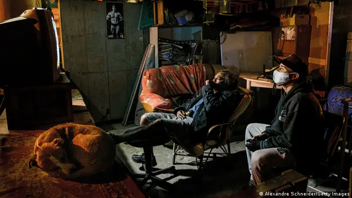 Weltzeit | Watching TV in a favela in Brazil 