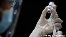 7.6.2021, Bangkok, Thailand, A health worker prepares a dose of AstraZeneca COVID-19 vaccine against the coronavirus disease (COVID-19) as Thailand start a mass inoculation at a gymnasium inside the Siam paragon Shopping center, Bangkok, Thailand June 7, 2021. REUTERS/Soe Zeya Tun
