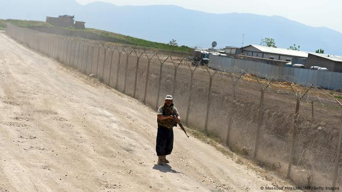 Bildergalerie Truppenabzug Afghanistan | afghanische Wache Bundeswehr 2013