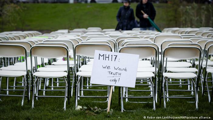 Акция протеста 8 марта 2020 года перед началом процесса по делу MH17 перед посольством РФ в Гааге: 298 пустых стульев с призывом Мы хотим только правды!