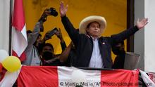 Präsidentschaftskandidat Pedro Castillo winkt Anhängern zu, die in seinem Wahlkampfhauptquartier in Lima, Peru, am Tag nach der Stichwahl, Teilergebnisse der Wahl feiern. Angesichts des extrem knappen Rennens bei der Präsidentenwahl in Peru hat Kandidatin Keiko Fujimori vor Betrug gewarnt. +++ dpa-Bildfunk +++