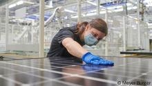 Sarah Neubert von der Qualitätskontrolle in der Modulfabrik in Freiberg bei Dresden, Mai 2021
Solarmodulproduktion und Solarzellproduktion in den neuen Solarfabriken von Meyer Burger in Freiberg bei Dresden und Bitterfeld-Wolfen bei Leipzig,
Quelle: Meyer Burger/Aufnahmen der Fotos Mai 2021