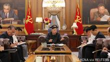 *** Dieses Bild ist fertig zugeschnitten als Social Media Snack (für Facebook, Twitter, Instagram) im Tableau zu finden: Fach „Images“ —> Weltspiegel/Bilder des Tages ***
North Korean leader Kim Jong Un at a meeting with senior officials from the Workers' Party of Korea (WPK) Central Committee and Provincial Party Committees in Pyongyang, North Korea, in this undated photo released on June 8, 2021 by North Korea's Korean Central News Agency (KCNA). KCNA/via REUTERS. ATTENTION EDITORS - THIS IMAGE WAS PROVIDED BY A THIRD PARTY. REUTERS IS UNABLE TO INDEPENDENTLY VERIFY THIS IMAGE. NO THIRD PARTY SALES. SOUTH KOREA OUT. TPX IMAGES OF THE DAY