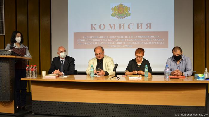 Членове на Комисията по досиетата на представянето на сборника Българската ДС и бежанските лагери на Запад
