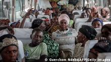 *** Dieses Bild ist fertig zugeschnitten als Social Media Snack (für Facebook, Twitter, Instagram) im Tableau zu finden: Fach „Images“ —> Weltspiegel/Bilder des Tages ***
08.06.21 *** TOPSHOT - Displaced people who fled Goma after the eruption of the Nyiragongo volcano wait on a bus in Sake with their belongings, waiting to be taken home on June 8, 2021. (Photo by GUERCHOM NDEBO / AFP) (Photo by GUERCHOM NDEBO/AFP via Getty Images)