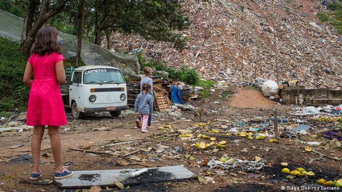 Crianças perto de lixão no Brasil