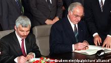 ARCHIV - Bundeskanzler Helmut Kohl (r) und der polnische Ministerpräsident Jan Krzysztof Bielecki (l) unterzeichnen am 17.06.1991 in Bonn den deutsch-polnischen Nachbarschaftsvertrag. Foto: Tim Brakemeier dpa (zu dpa Erklärung zu deutsch-polnischem Verhältnis gescheitert vom 10.06.2016) +++ dpa-Bildfunk +++