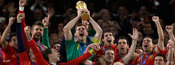 Spanien Nationalmannschaft mit Pokal nach dem Titelgewinn bei der WM 2010 in Südafrika.