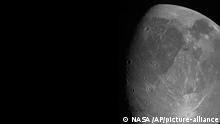 Dieses von der NASA zur Verfügung gestellte Bild vom 7. Juni 2021 zeigt den Jupiter-Mond Ganymed, während die Raumsonde Juno vorbeifliegt. Das ist die größte Annäherung eines Raumschiffs an diesen Mammutmond seit einer Generation, sagte der leitende Wissenschaftler von Juno, Scott Bolton vom Southwest Research Institute in San Antonio. (NASA/JPL-Caltech/SwRI/MSSS via AP) +++ dpa-Bildfunk +++