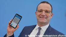 10/06/2021 Jens Spahn (CDU), Bundesminister für Gesundheit, zeigt die App zum digitalen Impfpass bei der regelmäßigen Pressekonferenz zur Corona-Lage. +++ dpa-Bildfunk +++