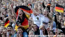 26.06.2014, Hamburg, Fußballfans feiern am 26.06.2014 beim Fanfest in Hamburg während des WM-Gruppenspiels Deutschland gegen die USA das 1:0 für das deutsche Team. Das Public Viewing auf dem Heiligengeistfeld der Hansestadt gilt als eines der größten in Deutschland. Foto: Daniel Reinhardt/dpa ++ +++ dpa-Bildfunk +++