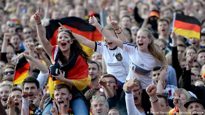 يرفع الألمان علم بلادهم خلال حضور المباريات الكروية