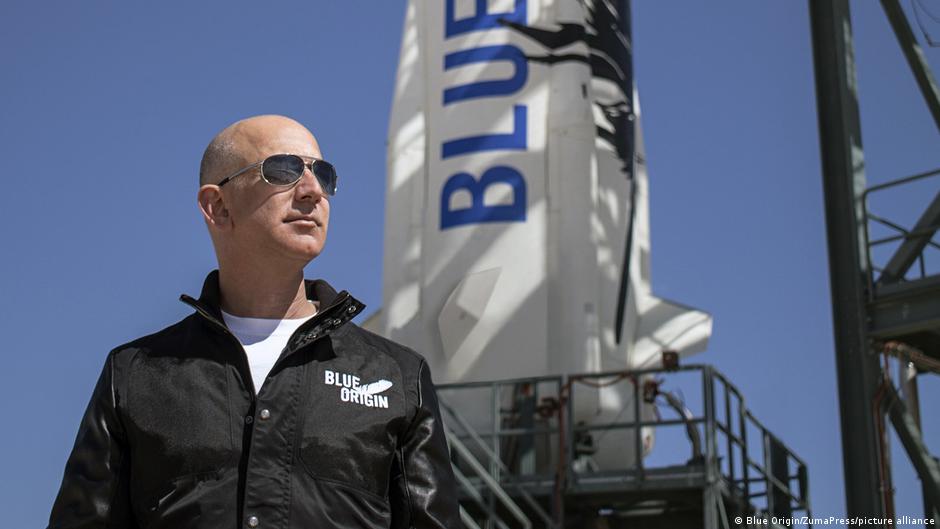 Blue Origin: Bidder pays $28 million to visit space with Jeff Bezos | News  | DW | 13.06.2021