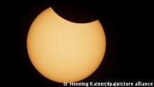 10/06/2021 Nur ein kleiner Teil der Sonne wird bei einer Partiellen Sonnenfinsternis vom Mond verdeckt. Das Bild wurde mit einem Teleskop mit 2000mm Brennweite und einer Nikon Z6 gemacht. +++ dpa-Bildfunk +++
